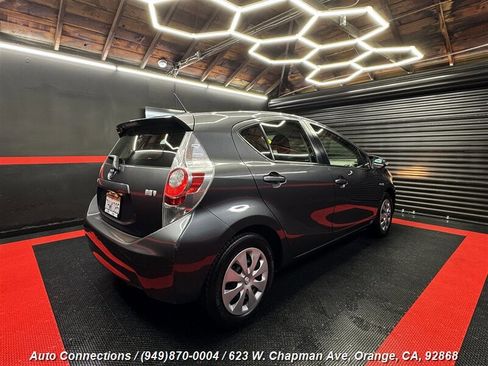 Used 2014 Toyota Prius C Three image 3