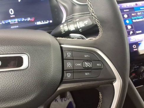 Used 2023 Jeep Grand Cherokee Limited w/ Black Appearance Package AWD/4WD image 17