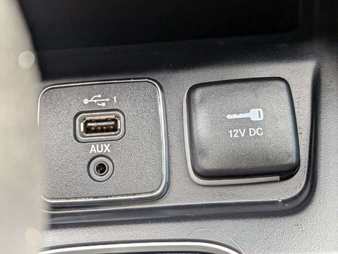Used 2019 Jeep Cherokee Latitude w/ Popular Appearance Group FWD image 30