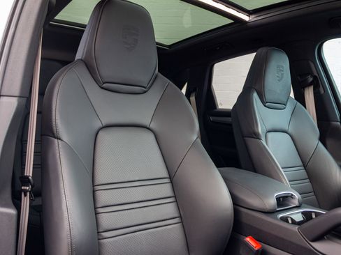 Used 2022 Porsche Cayenne S Platinum image 28