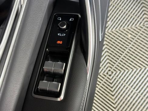 Certified 2023 Jaguar XF R-Dynamic SE AWD/4WD image 31