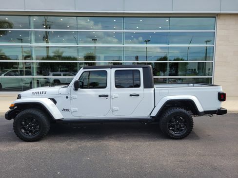 Used 2023 Jeep Gladiator Willys AWD/4WD image 7