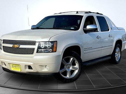 Used 2013 Chevrolet Avalanche LTZ image 12