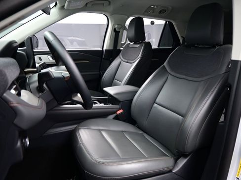 Used 2025 Ford Explorer Active w/ Active Comfort Package RWD image 9