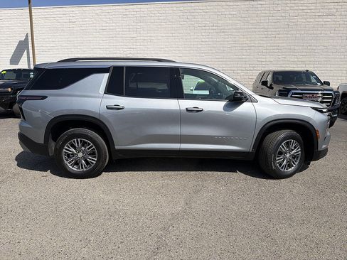 Used 2025 Chevrolet Traverse LT AWD/4WD image 3