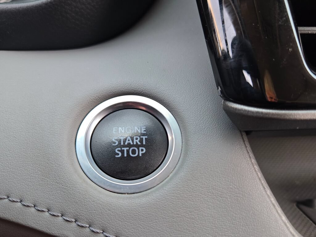 Used 2021 Toyota Highlander XLE AWD/4WD image 32