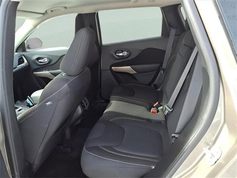 Used 2017 Jeep Cherokee Latitude w/ Cold Weather Group image 8