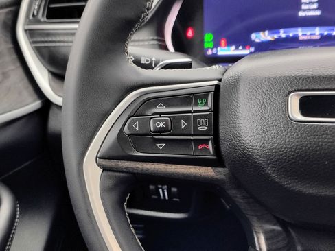 Used 2023 Jeep Grand Cherokee L Limited w/ Luxury Tech Group II image 40