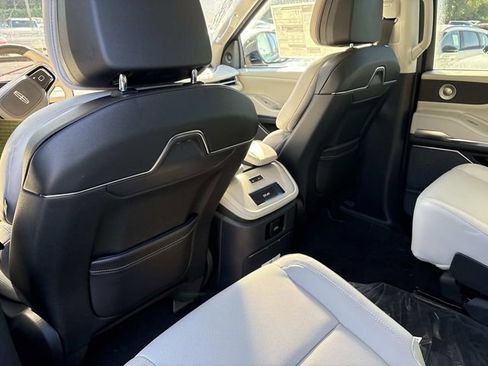 New 2025 Lincoln Navigator Reserve image 18