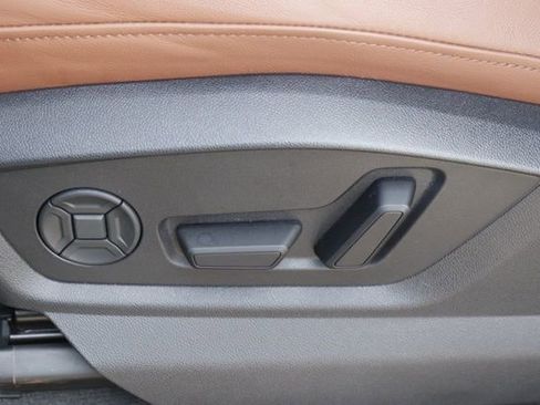 Used 2024 Audi Q8 Premium image 15