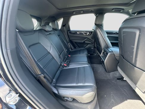 Used 2022 Porsche Cayenne AWD/4WD image 28