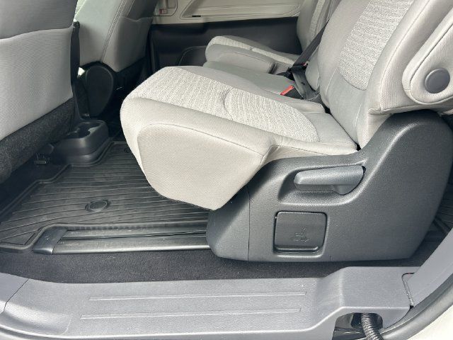 Used 2024 Toyota Sienna LE AWD/4WD image 30