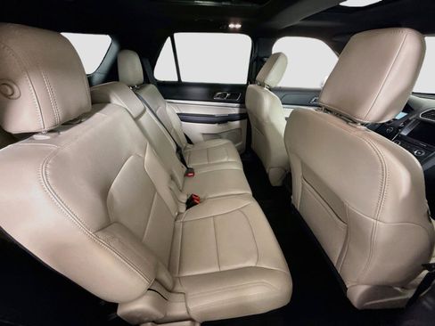 Used 2018 Ford Explorer XLT w/ Equipment Group 202A AWD/4WD image 22