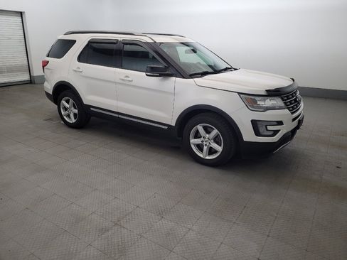 Used 2016 Ford Explorer XLT w/ Equipment Group 202A AWD/4WD image 11