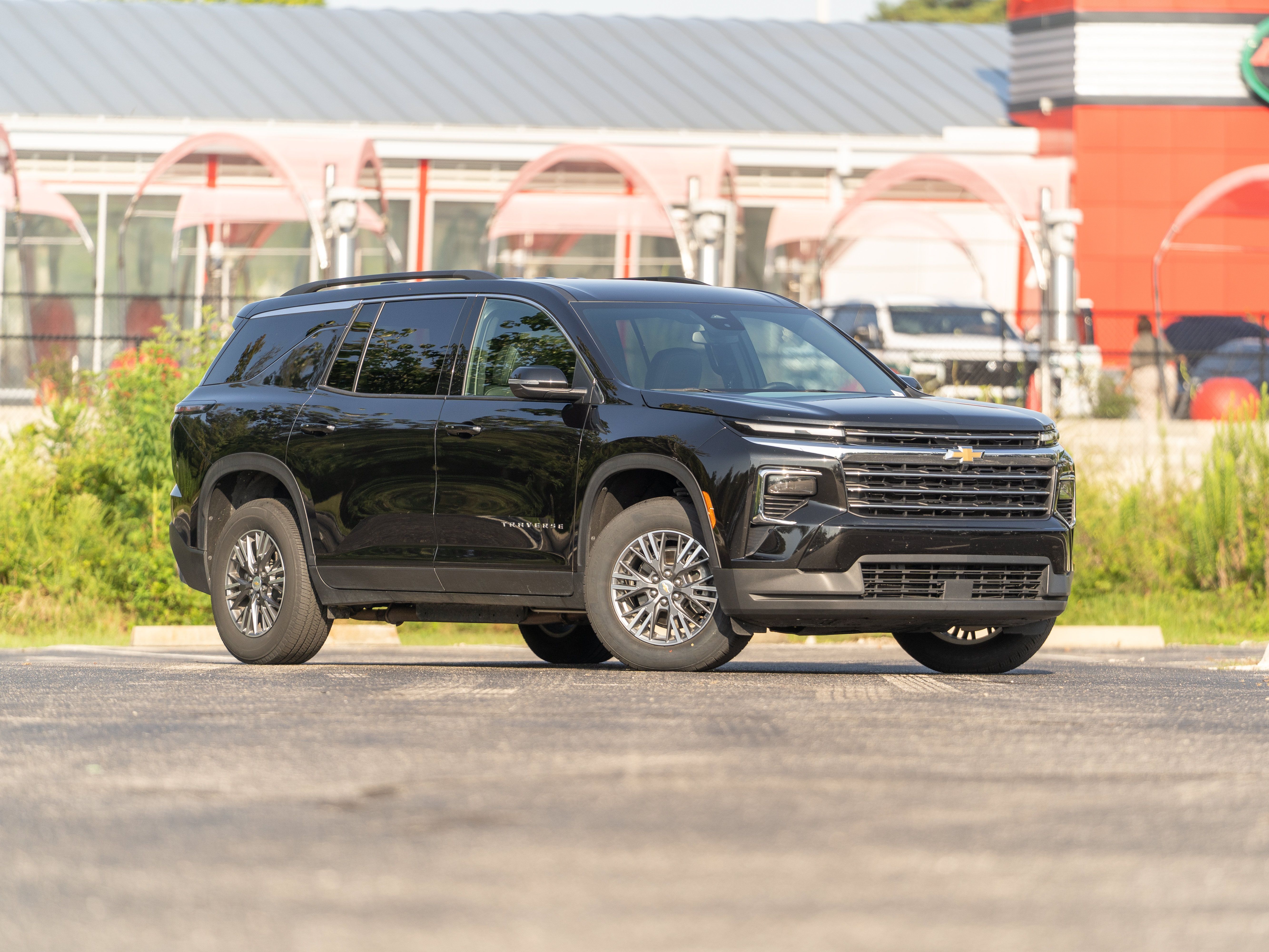 Used 2025 Chevrolet Traverse LT AWD/4WD image 2