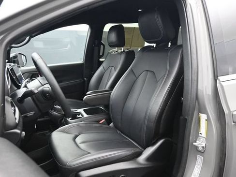 Used 2025 Chrysler Pacifica Select FWD image 5