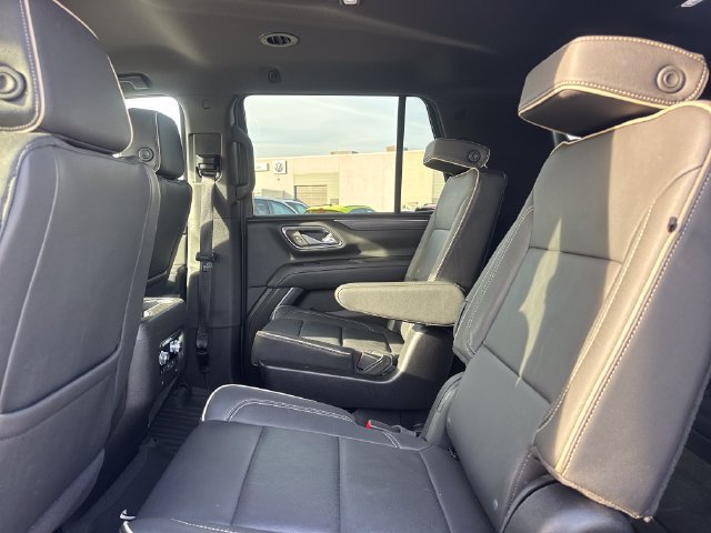 Used 2024 GMC Yukon SLT w/ SLT Luxury Package AWD/4WD image 9