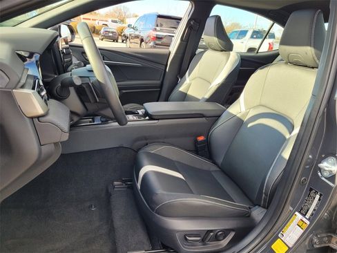 Used 2025 Toyota Camry SE image 5