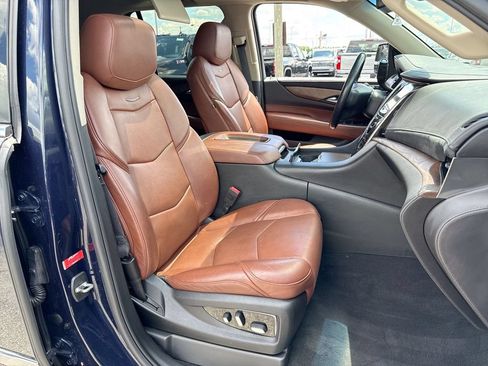 Used 2018 Cadillac Escalade Luxury AWD/4WD image 26