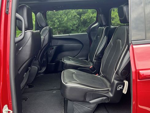 Used 2025 Chrysler Pacifica Limited FWD image 29