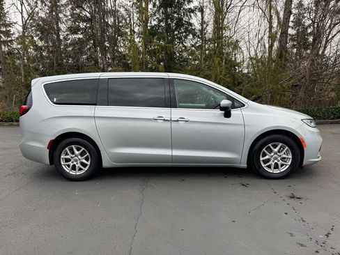 Used 2023 Chrysler Pacifica Touring-L image 23