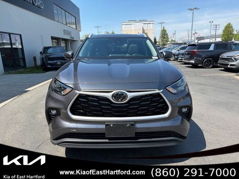 Used 2023 Toyota Highlander XLE AWD/4WD image 4