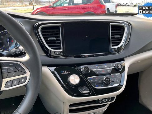 Used 2024 Chrysler Pacifica Touring-L image 6