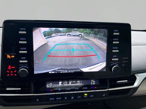 Certified 2023 Toyota Sienna XLE FWD image 27