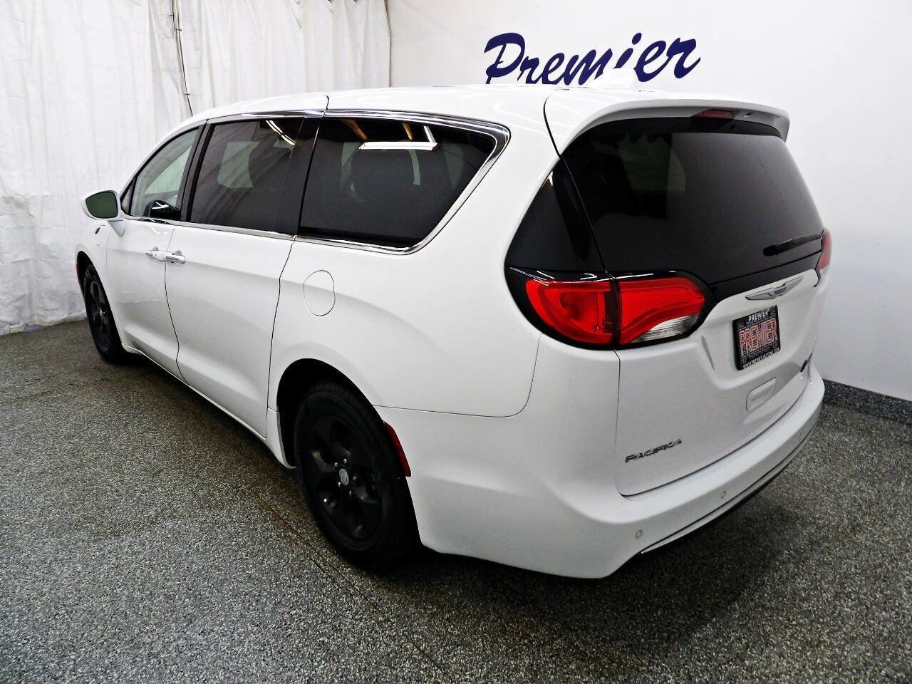 Used 2019 Chrysler Pacifica Touring Plus FWD image 4