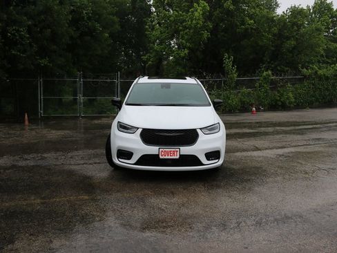 Used 2025 Chrysler Pacifica Limited image 8