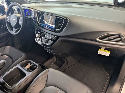 New 2026 Chrysler Voyager LX image 25