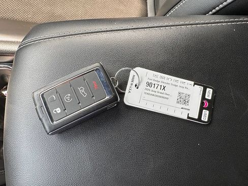 Used 2025 Jeep Grand Cherokee Altitude AWD/4WD image 54