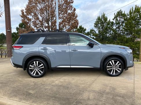 Used 2024 Nissan Pathfinder Platinum w/ Black Appearance Package image 7