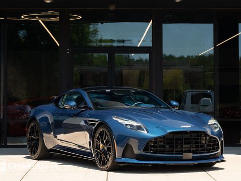 Used 2025 Aston Martin DB12 Coupe RWD image 1