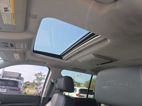 Used 2020 GMC Yukon XL Denali w/ Open Road Package AWD/4WD image 3