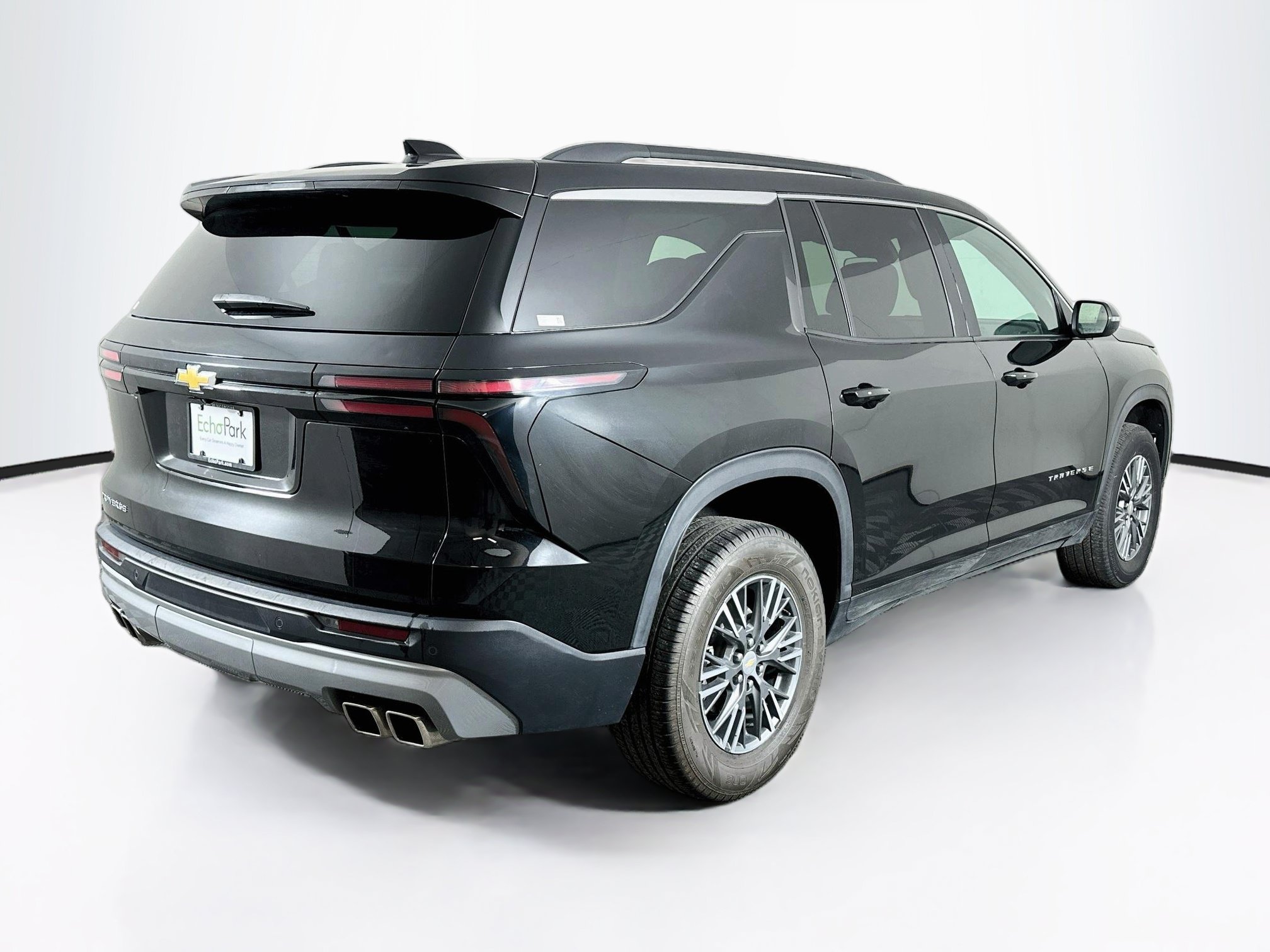 Used 2025 Chevrolet Traverse LT FWD image 9