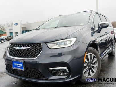 Used 2021 Chrysler Pacifica Limited w/ Uconnect Theater Family Group
