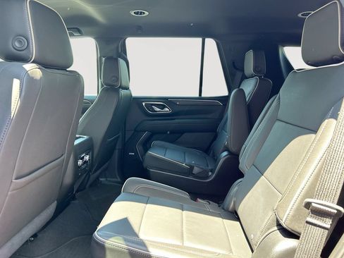 Used 2024 GMC Yukon SLT w/ SLT Luxury Package AWD/4WD image 28