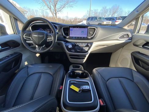 Used 2024 Chrysler Pacifica Touring-L image 13