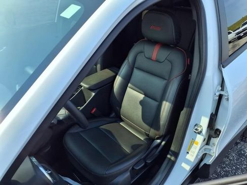 Used 2025 Chevrolet Trax RS w/ Sunroof Package FWD image 21