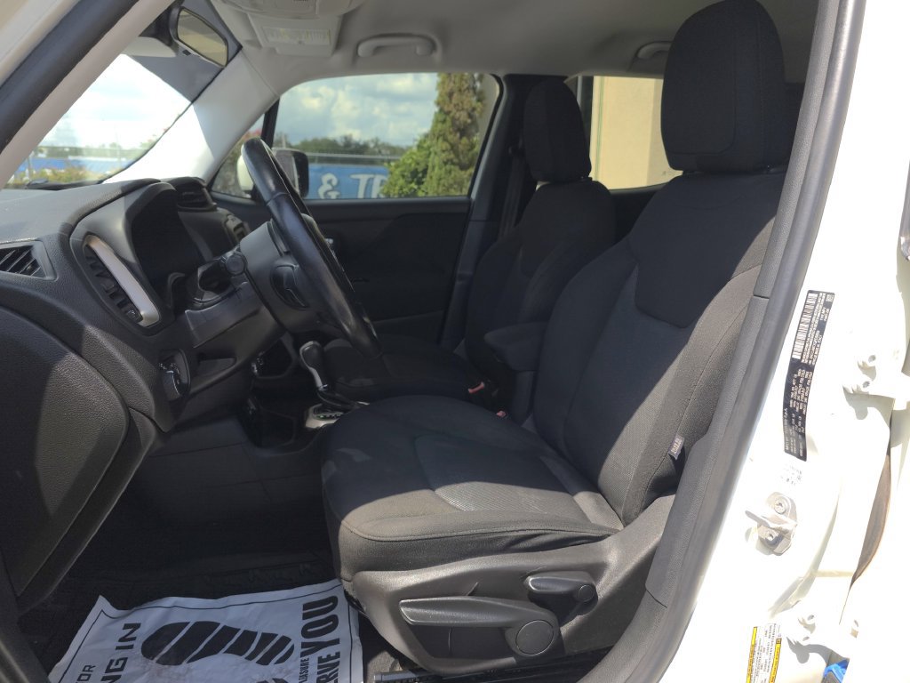 Used 2016 Jeep Renegade Latitude FWD image 10