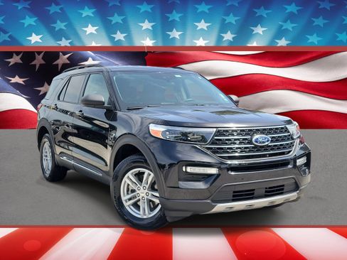 Certified 2023 Ford Explorer XLT w/ Equipment Group 202A AWD/4WD image 1