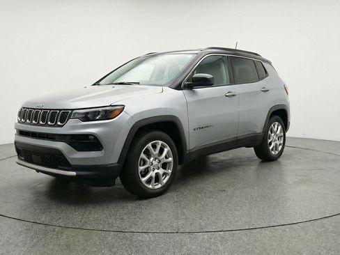 Used 2025 Jeep Compass Limited image 3