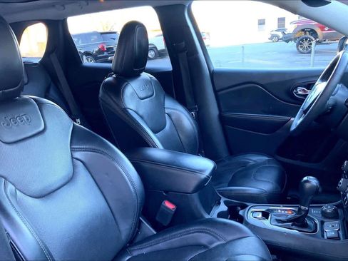 Used 2022 Jeep Cherokee Limited w/ Mopar Interior Package image 9