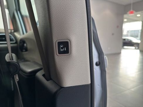 Used 2024 Chrysler Pacifica Touring-L image 49