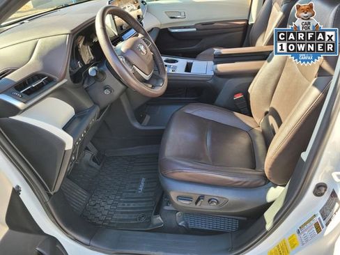 Used 2022 Toyota Sienna Platinum image 13