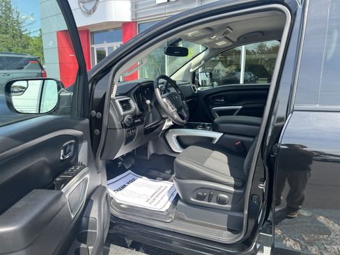 Used 2018 Nissan Titan SV w/ SV Convenience Package AWD/4WD image 2