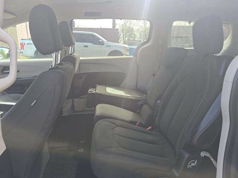 Used 2018 Chrysler Pacifica Touring Plus w/ Tire & Wheel Group FWD image 6