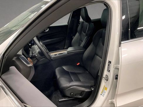 Used 2021 Volvo XC60 T5 Momentum w/ Premium Package AWD/4WD image 22