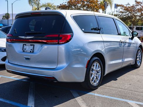Used 2024 Chrysler Pacifica Touring-L FWD image 25